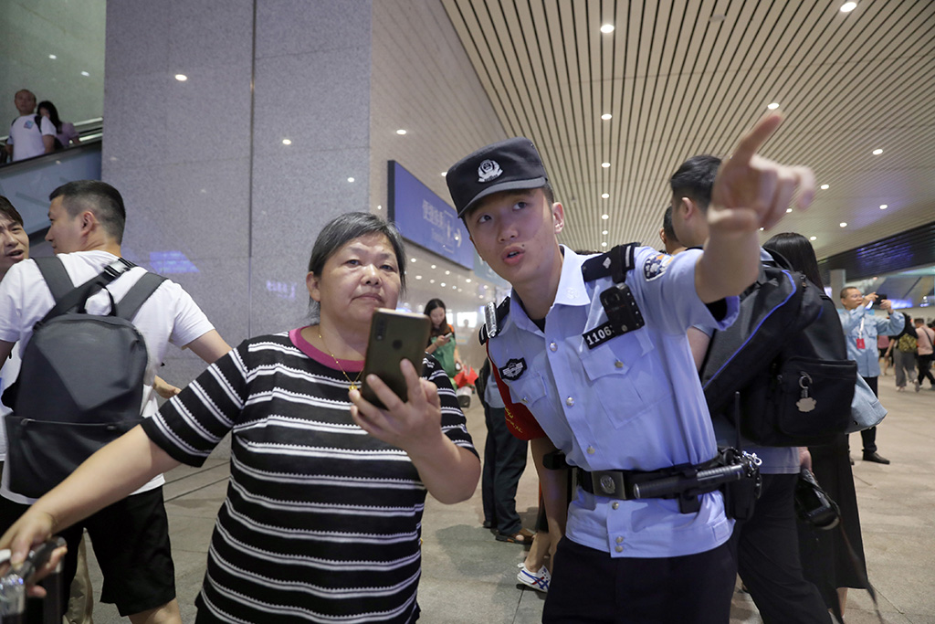 成都鐵警為蓉港高鐵首發護航【4】