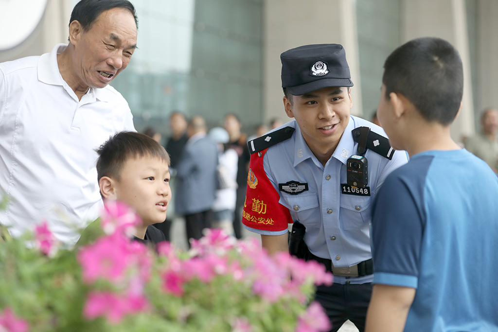 成都鐵警為蓉港高鐵首發護航【5】