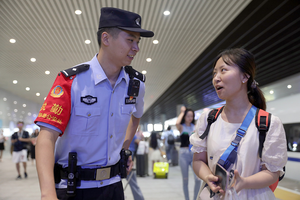 成都鐵警為蓉港高鐵首發護航【6】