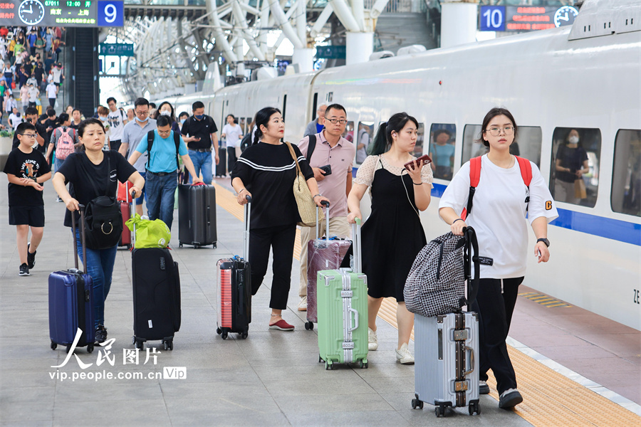 2023年7月1日，旅客在南京火车站乘车出行。