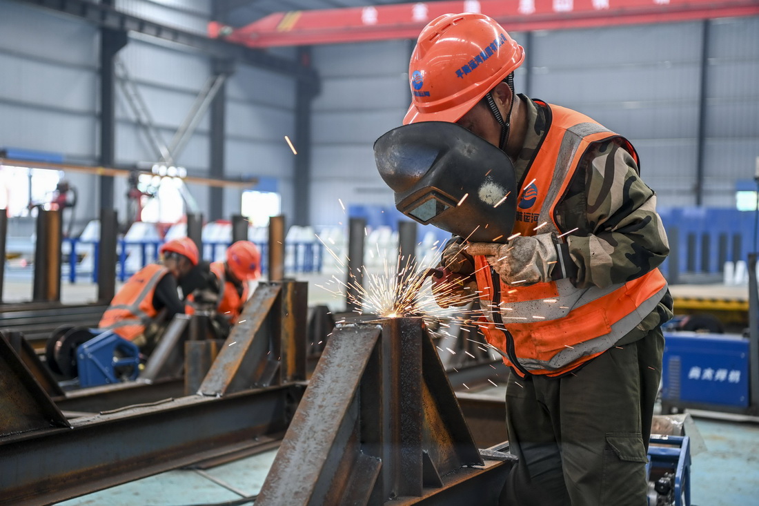 7月1日，在平陸運河馬道樞紐建設現場，工人在進行焊接作業。