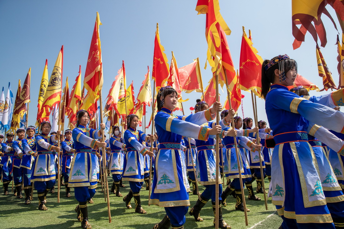 7月2日，學生身著赫哲族傳統服飾參加第十一屆赫哲族烏日貢大會。