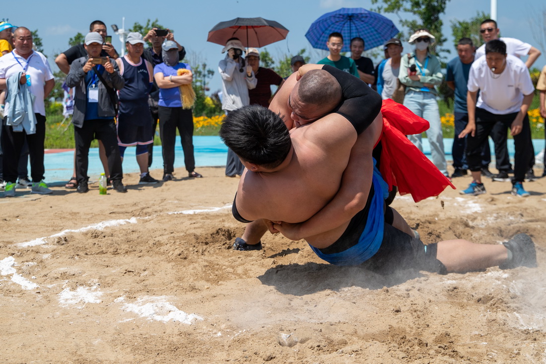 7月2日，在第十一屆赫哲族烏日貢大會現場，赫哲族選手參加摔跤比賽。