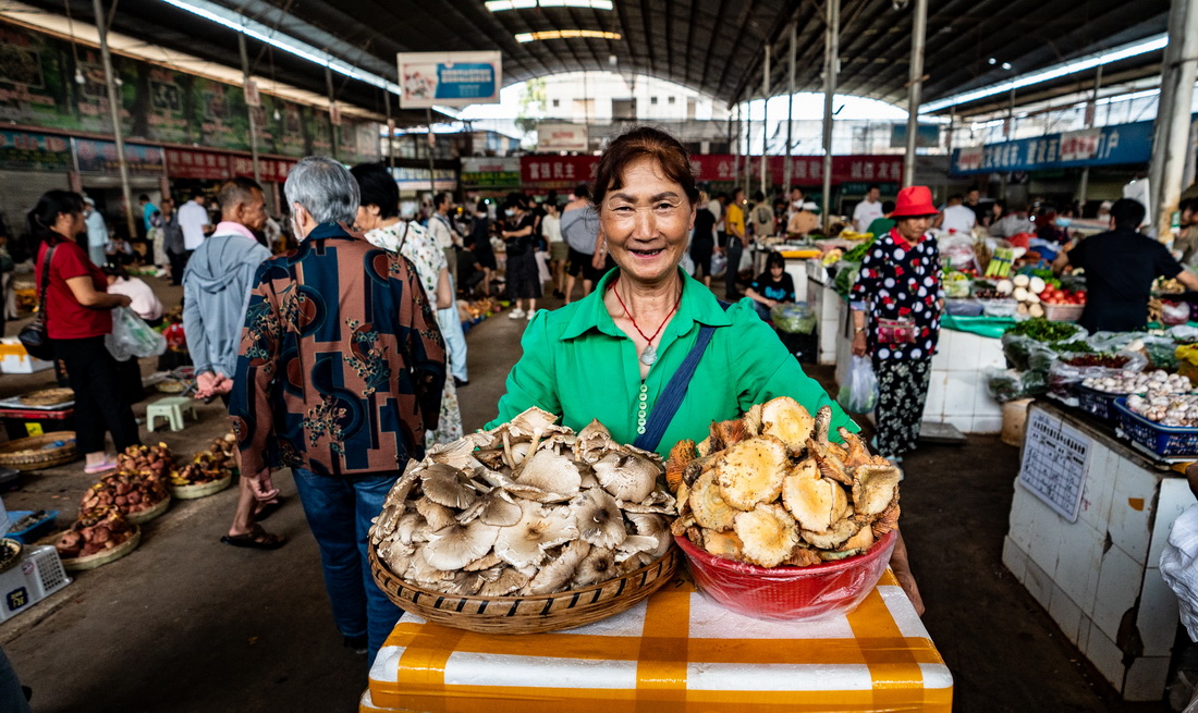 7月2日，商户在位于昆明市的一处野生菌交易市场销售野生菌。
