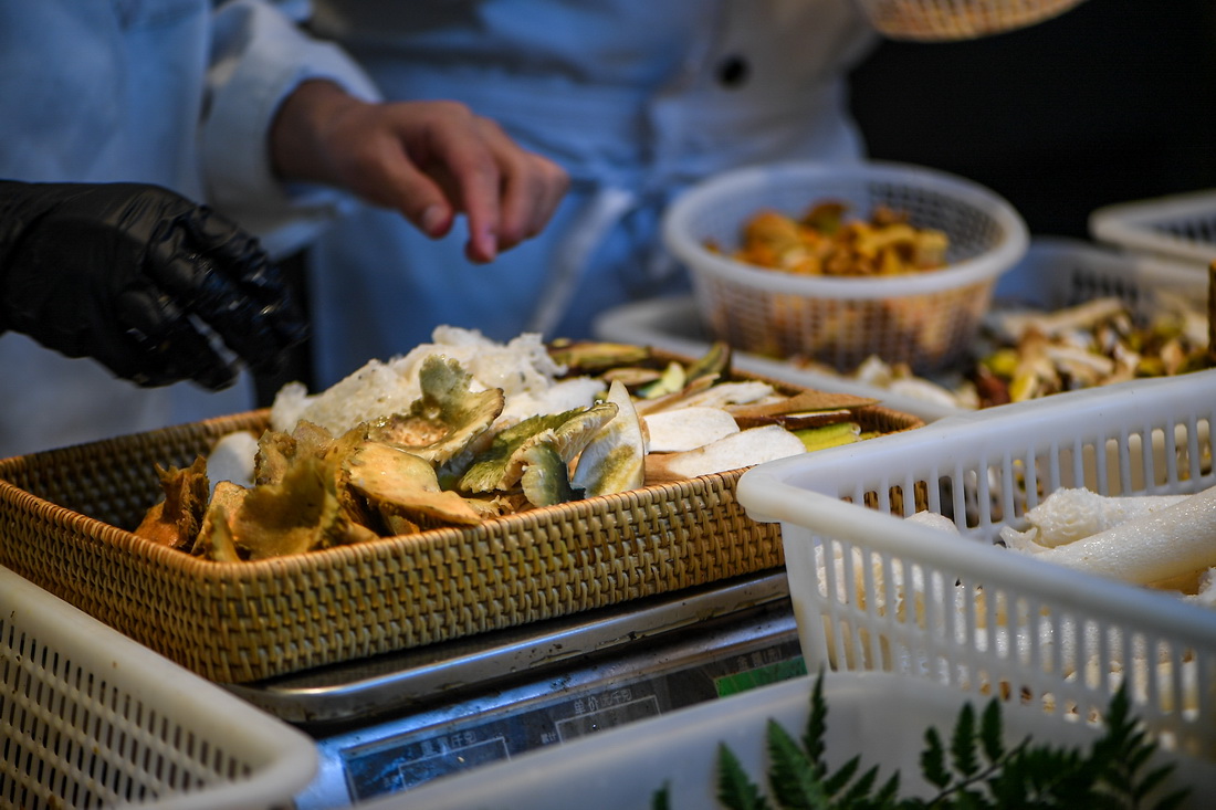 7月2日，昆明一家饭店的工作人员整理准备烹饪的野生菌。