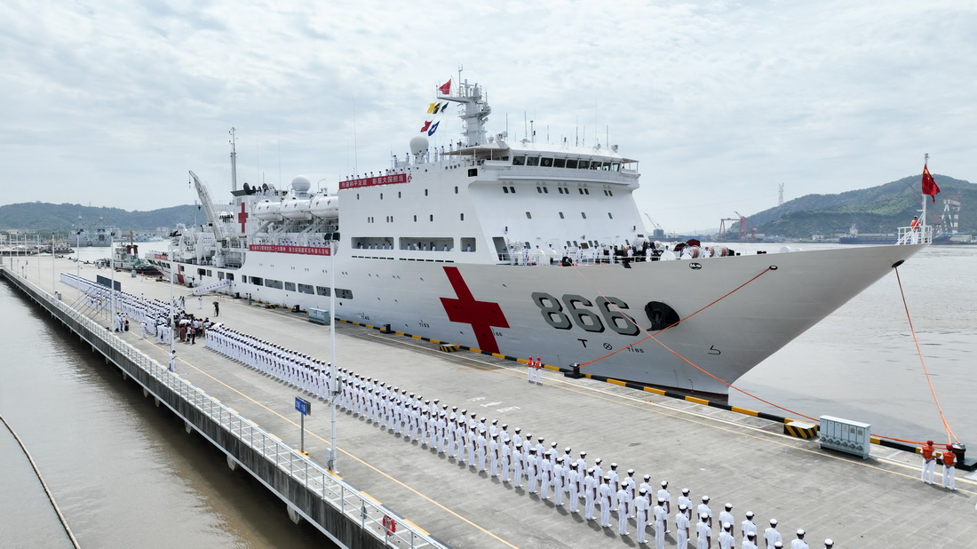 7月3日，“和平方舟”號醫院船在浙江舟山某軍港准備起航（無人機照片）。新華社發（桂江波 攝）