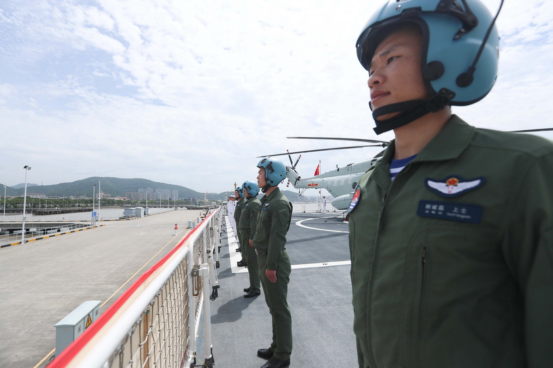 7月3日，任務官兵在中國海軍“和平方舟”號醫院船上站泊列隊。新華社發（黎宇 攝）