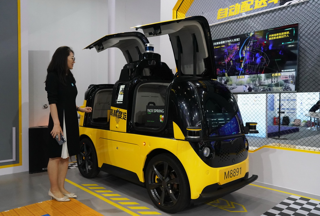 這是7月4日在2023全球數字經濟大會精品主題展現場拍攝的自動配送車。