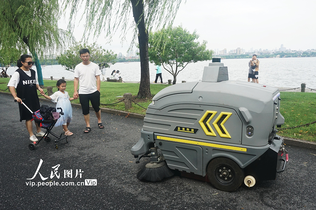 2023年7月5日，智能掃地機器人在杭州西湖白堤上進行保潔作業。