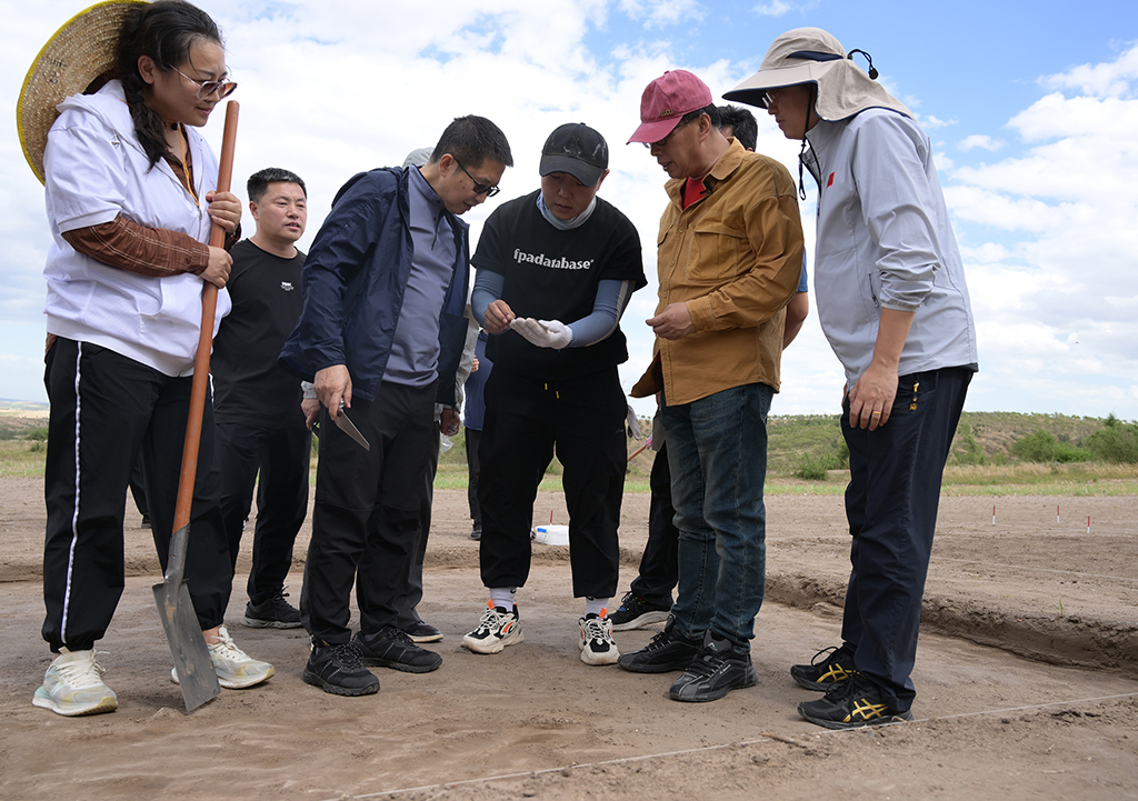 7月5日，考古隊工作人員在發掘現場工作。新華社記者 李賀 攝