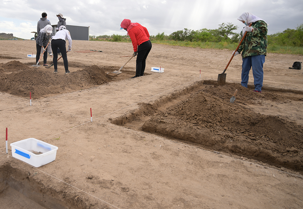7月5日，考古隊工作人員在發掘現場展開作業。新華社記者 李賀 攝