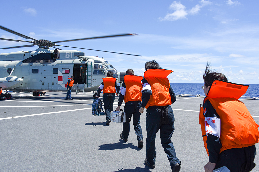 中國海軍“和平方舟”號醫院船在西太平洋開展海空立體醫療救護演練