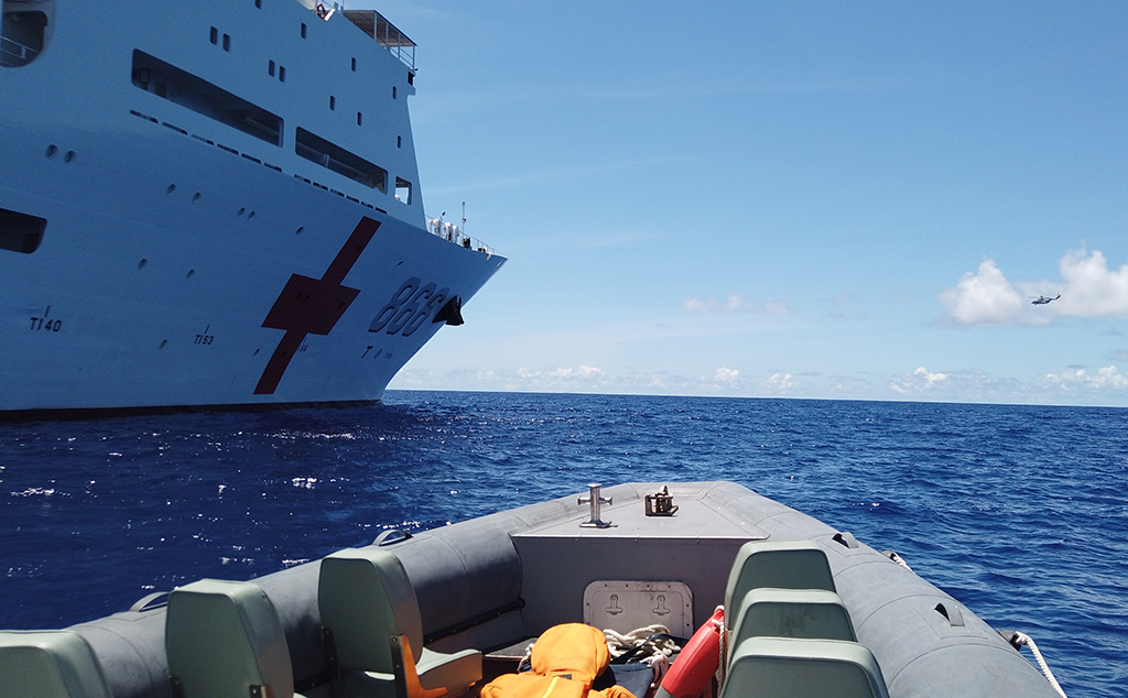 當地時間7月6日上午，中國海軍“和平方舟”號醫院船在西太平洋某海域開展全要素、全流程海空立體醫療救護演練。這是高速救護艇前出營救“落水人員”。新華社發（任天然 攝）