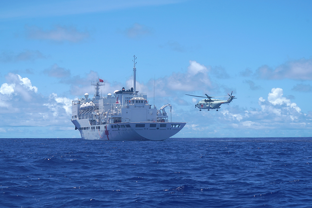 當地時間7月6日上午，中國海軍“和平方舟”號醫院船在西太平洋某海域開展全要素、全流程海空立體醫療救護演練。新華社發（徐小龍 攝）