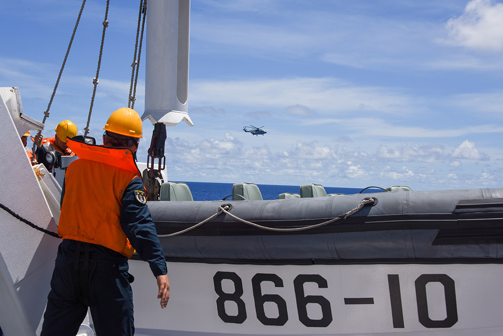 當地時間7月6日上午，中國海軍“和平方舟”號醫院船在西太平洋某海域開展全要素、全流程海空立體醫療救護演練。這是官兵在吊放高速救護艇。新華社記者黎雲攝