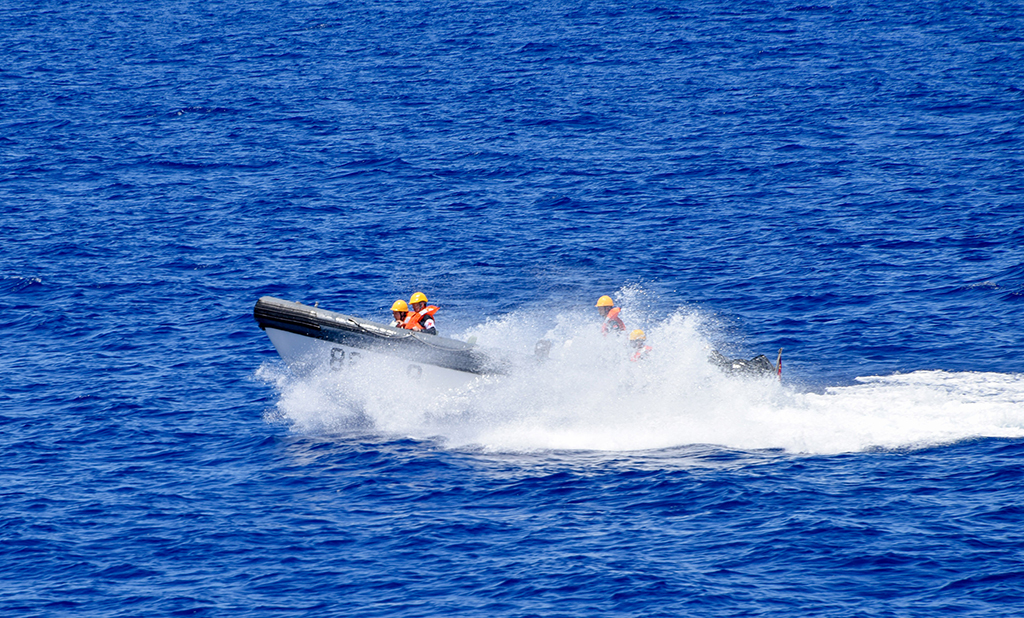 當地時間7月6日上午，中國海軍“和平方舟”號醫院船在西太平洋某海域開展全要素、全流程海空立體醫療救護演練。這是高速救護艇搭載醫護人員前出營救“落水人員”。新華社發（李偉欣 攝）