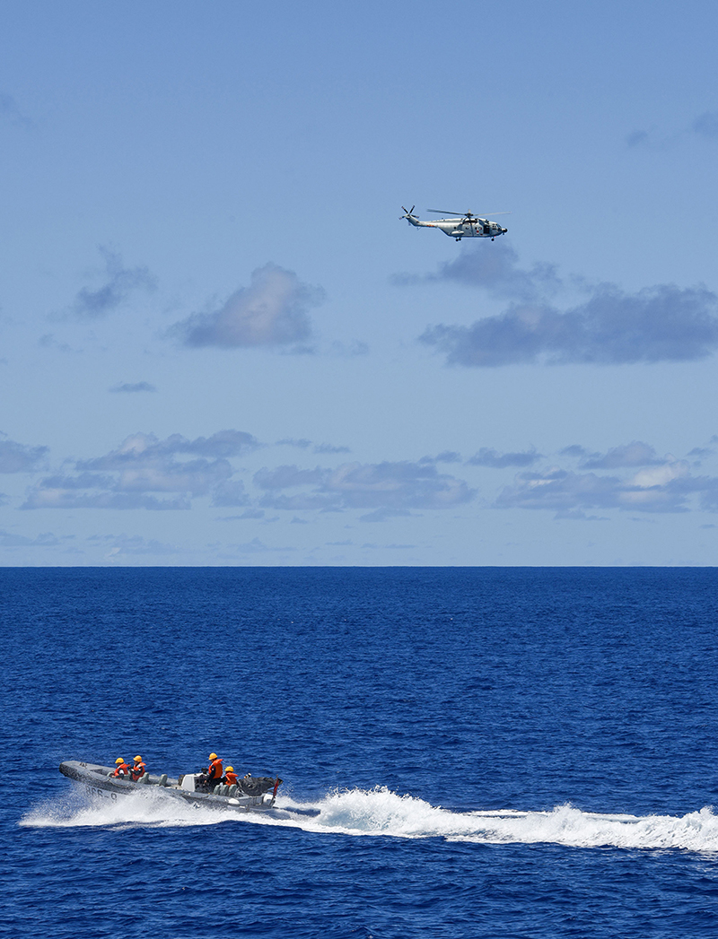 當地時間7月6日上午，中國海軍“和平方舟”號醫院船在西太平洋某海域開展全要素、全流程海空立體醫療救護演練。這是艦載直升機和高速救護艇同時前出。新華社記者黎雲攝