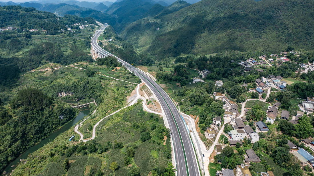 這是德余高速公路寬坪至楊家坳路段（7月10日攝，無人機照片）。
