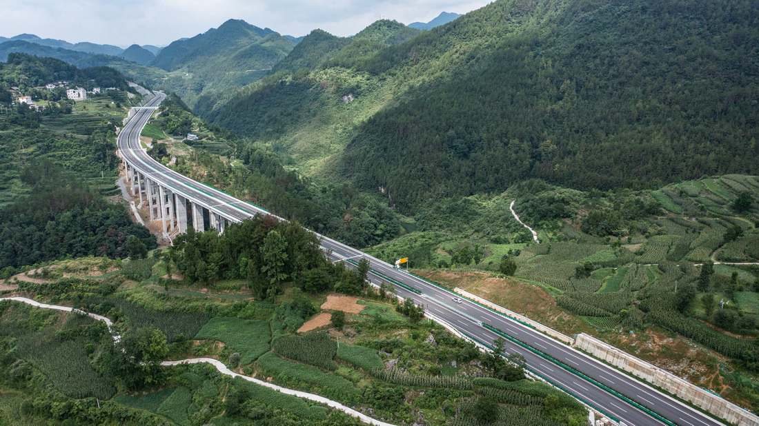 車輛行駛在德余高速公路寬坪至楊家坳路段（7月10日攝，無人機照片）。