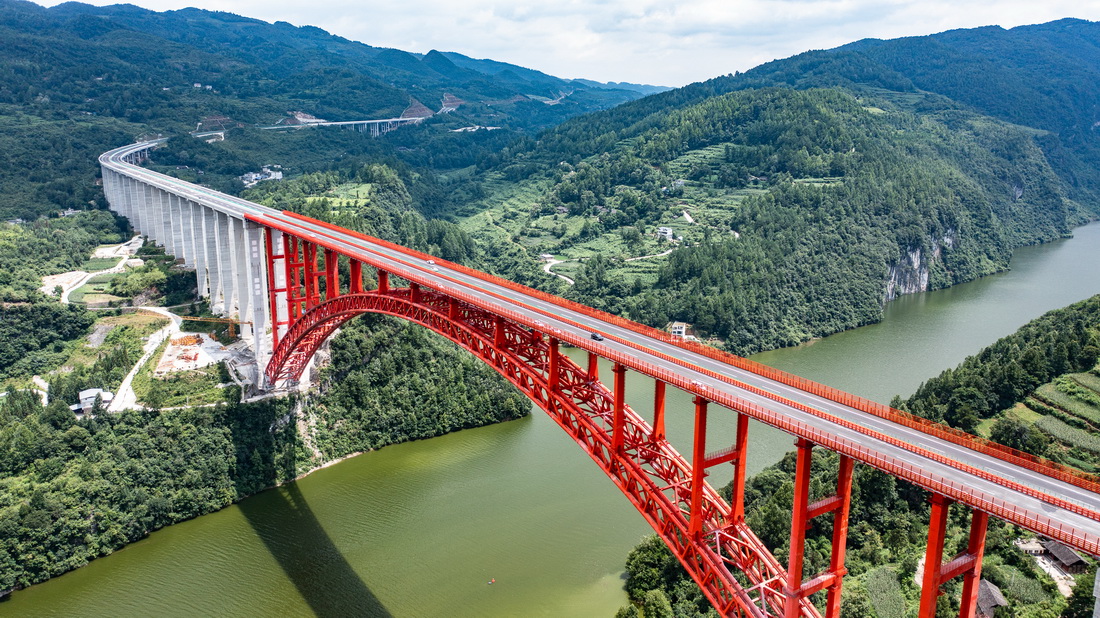 車輛行駛通過德余高速公路烏江特大橋（7月10日攝，無人機照片）。