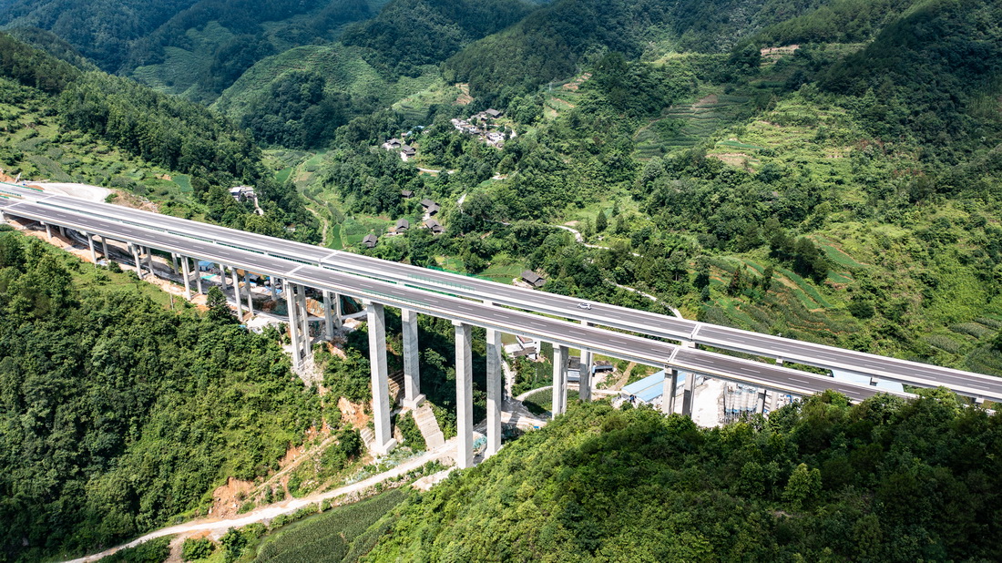 車輛行駛在德余高速公路青杠坡至合朋溪路段（7月10日攝，無人機照片）。