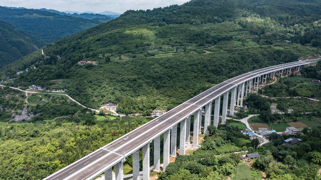 車輛行駛在德余高速公路青杠坡至合朋溪路段（7月10日攝，無人機照片）。