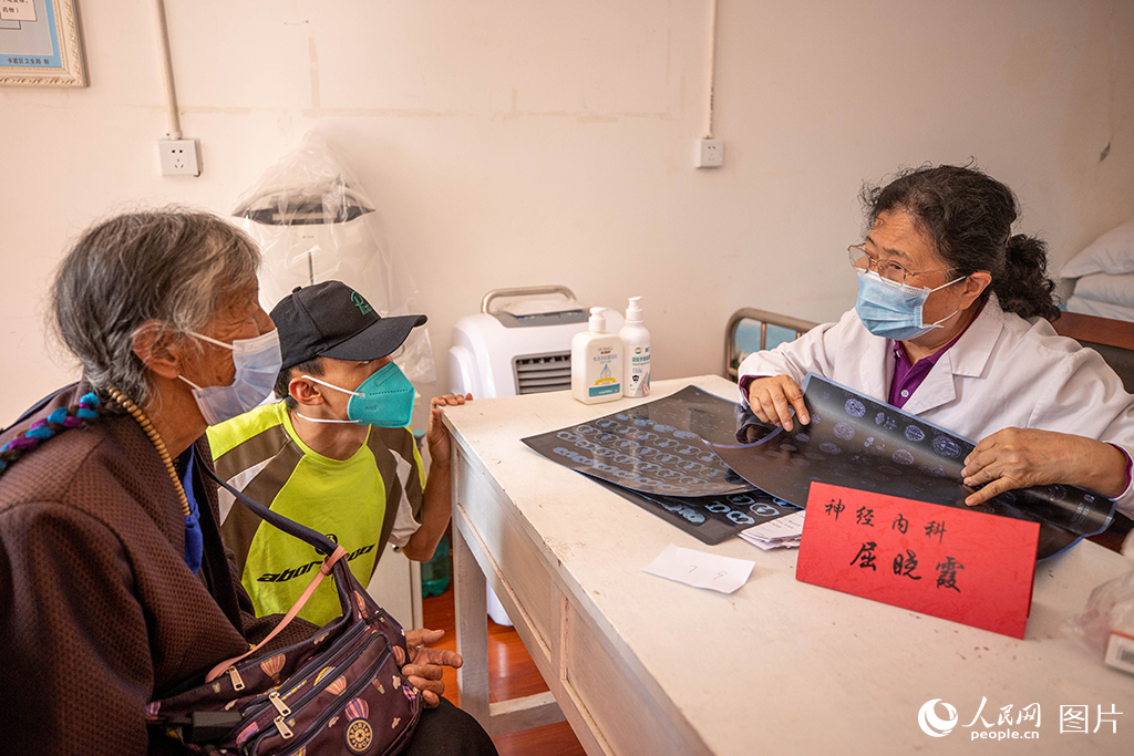 7月9日，西藏昌都卡若鎮義診點，北京世紀壇醫院神經內科醫生屈曉霞在對患者問診。