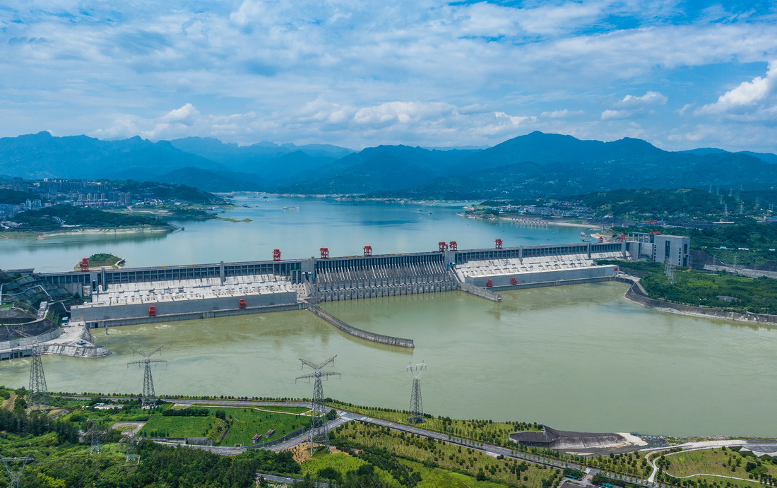 7月10日在湖北省宜昌市拍攝的長江三峽水利樞紐工程和右岸外送輸電線路（無人機照片）。