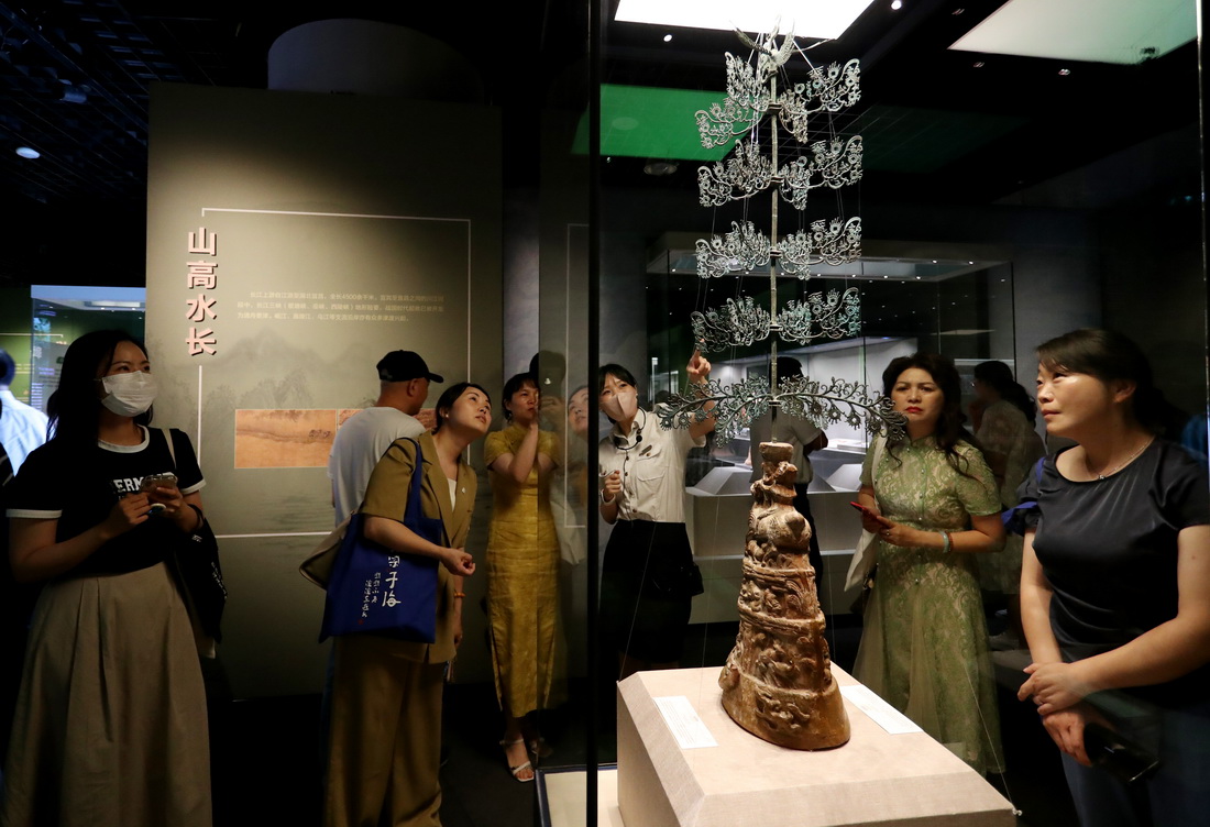 7月10日，參觀者在東漢搖錢樹展櫃前駐足觀看。