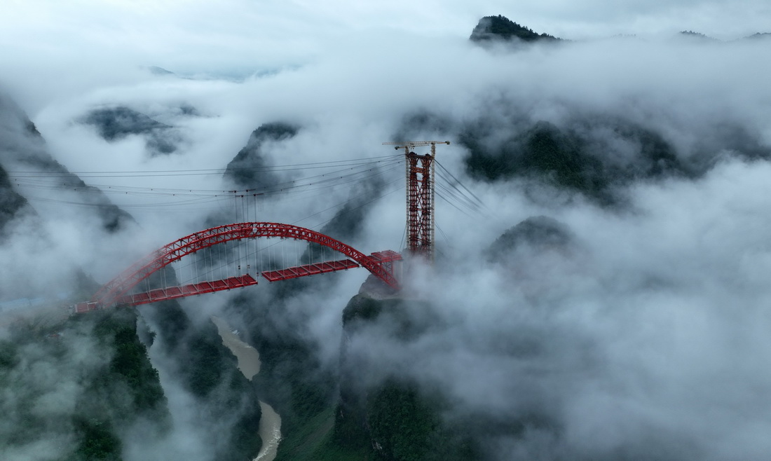 這是7月10日拍攝的建設中的溇水河特大橋(無人機照片)。