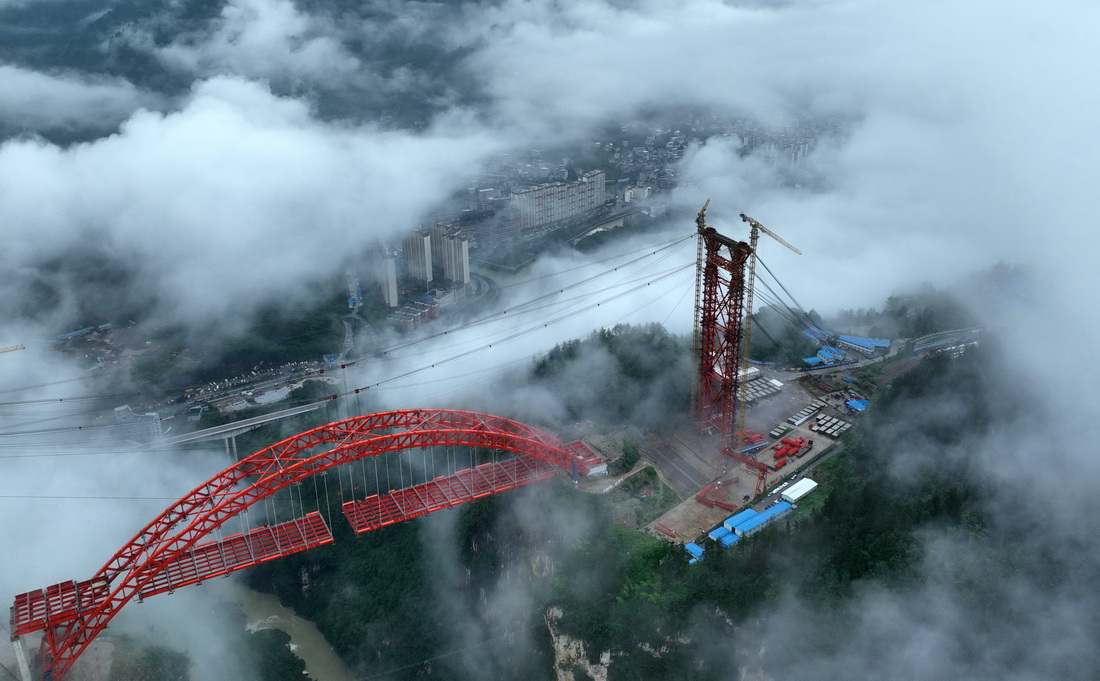 這是7月10日拍攝的建設中的溇水河特大橋(無人機照片)。