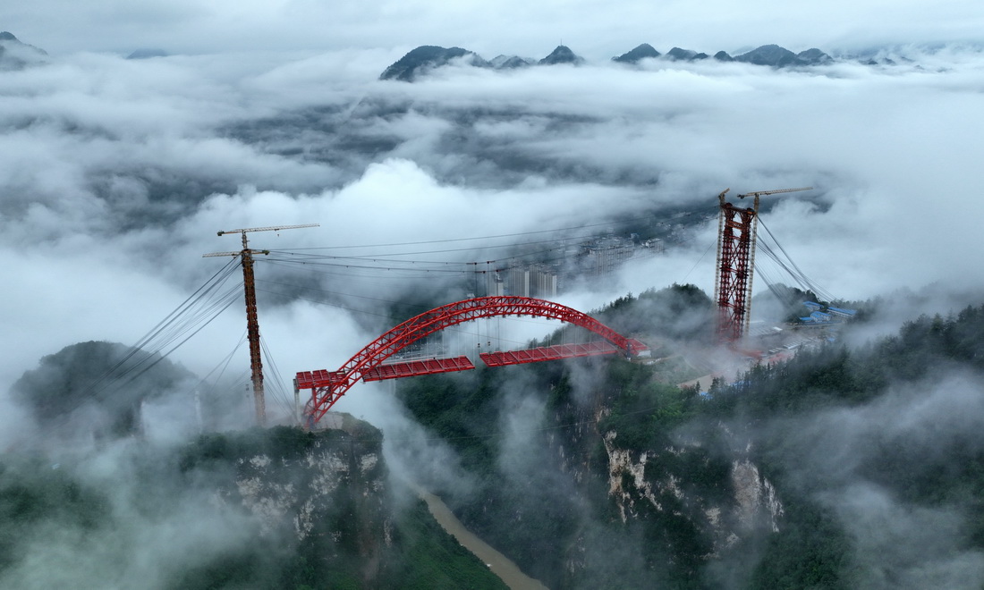 這是7月10日拍攝的建設中的溇水河特大橋(無人機照片)。