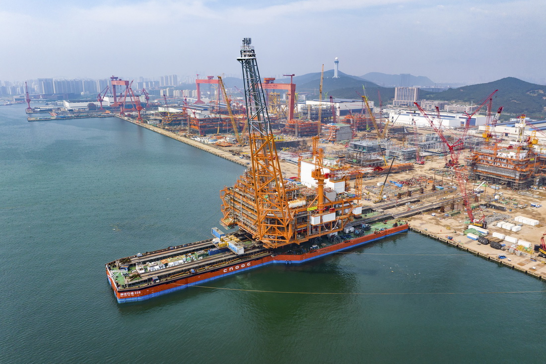 渤海首個千億方大氣田一期項目中心平台在青島裝船
