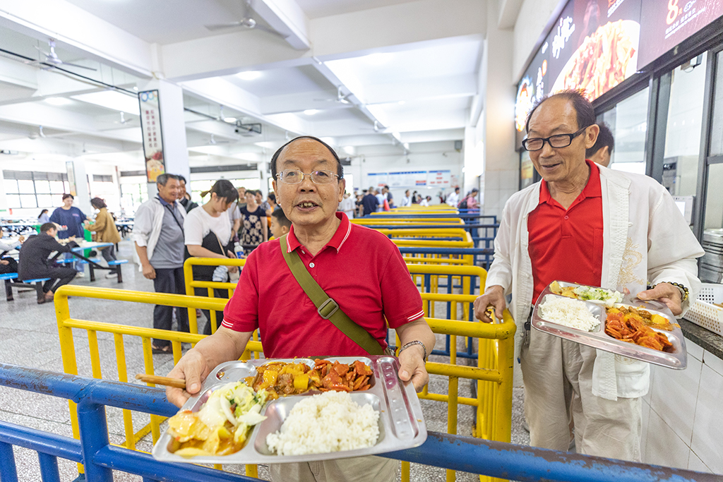 7月14日，在重慶市萬州三中江南校區臨時安置點內，轉移安置人員在排隊取餐。新華社記者 黃偉 攝