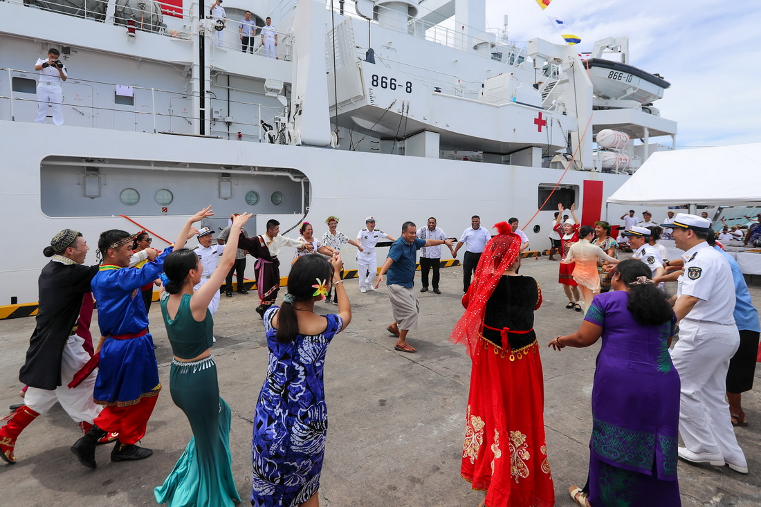 7月15日，中國海軍“和平方舟”號醫院船抵達基裡巴斯塔拉瓦，雙方人員在碼頭歡迎儀式上歡聚一堂。新華社發（徐巍攝）