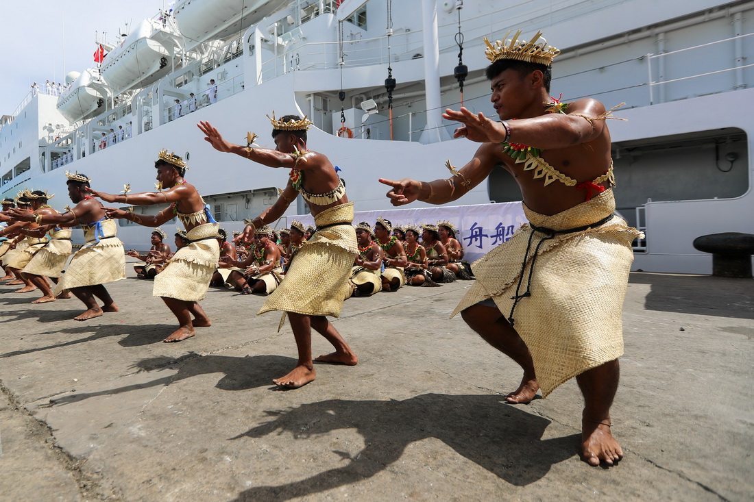 7月15日，中國海軍“和平方舟”號醫院船抵達基裡巴斯塔拉瓦，當地民眾表演特色舞蹈歡迎“和平方舟”號來訪。新華社發（徐巍攝）