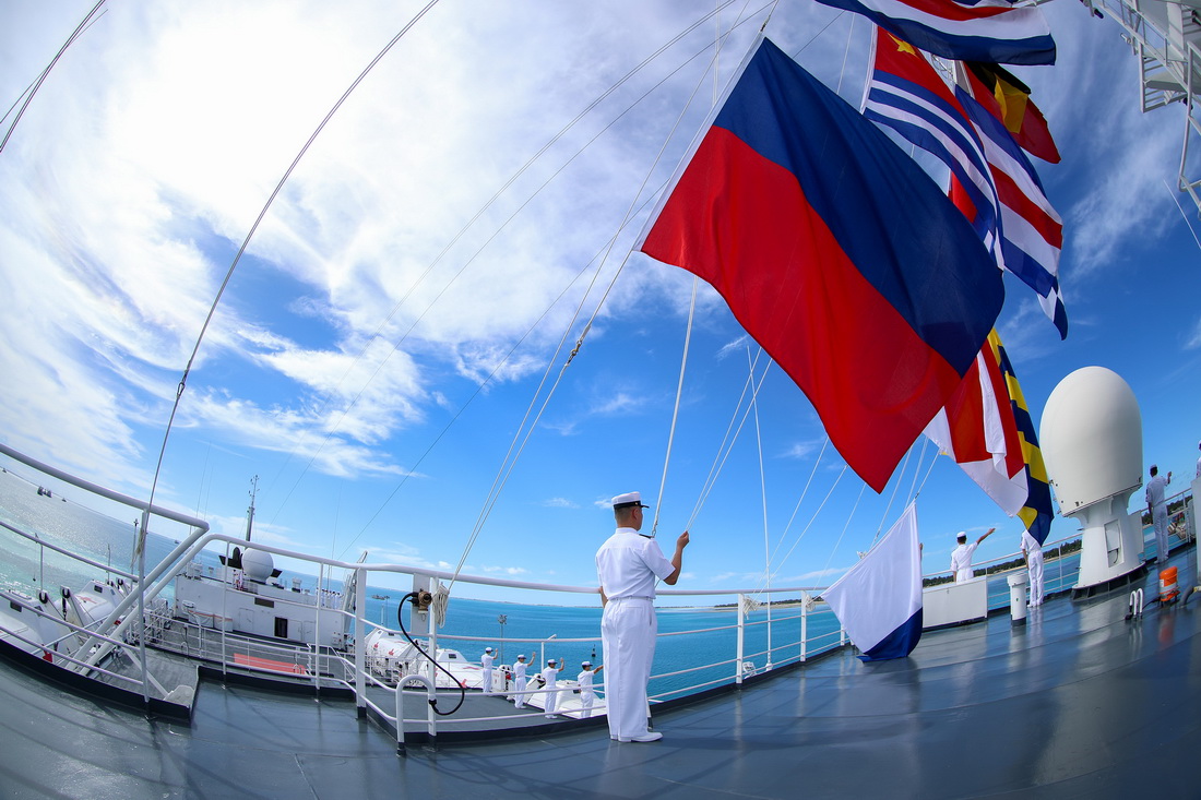 7月15日，中国海军“和平方舟”号医院船悬挂满旗抵达基里巴斯塔拉瓦。新华社发（黎宇摄）