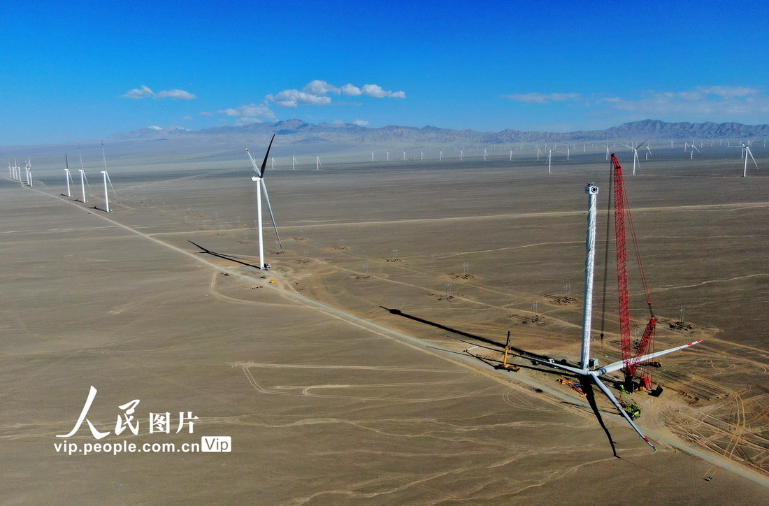 7月16日，甘肃省酒泉市阿克塞县阿尔金山下的天润新能源20万千瓦风电项目建设现场。