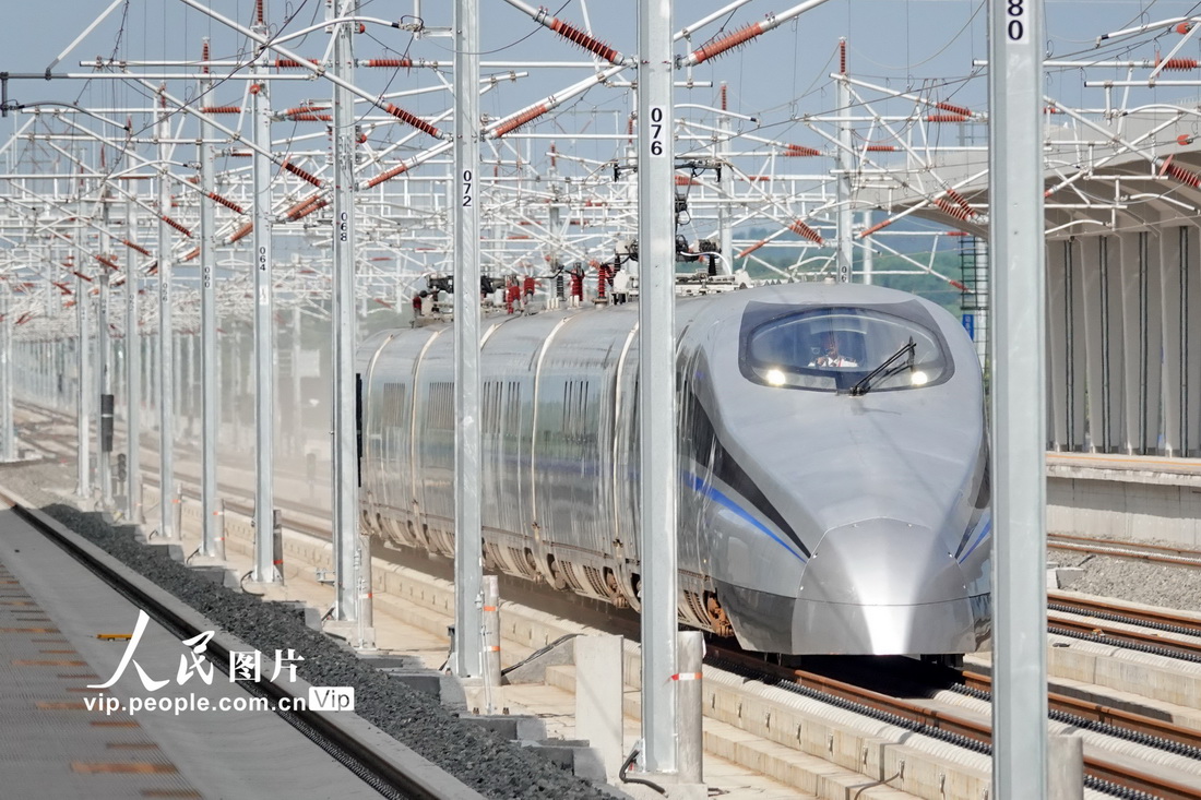 7月16日，一列高速综合检测列车通过潍荣高铁莱荣段海阳站。