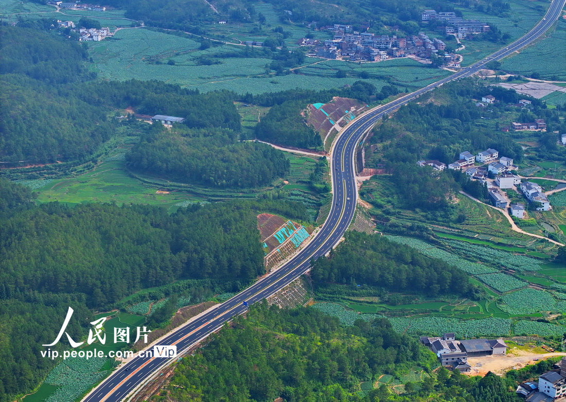 江西撫州：建好通村路 助農奔富路【5】