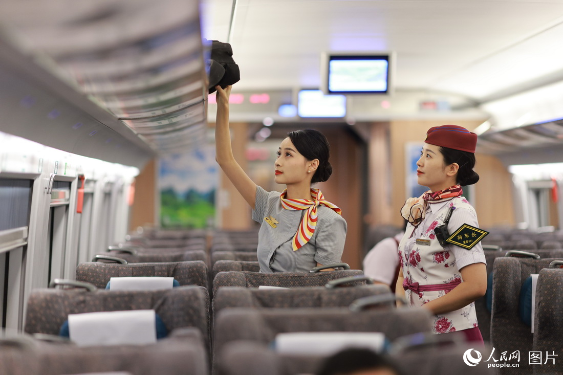 重慶：空姐動姐列車上“攜手” 貼心服務“切磋”職業技能