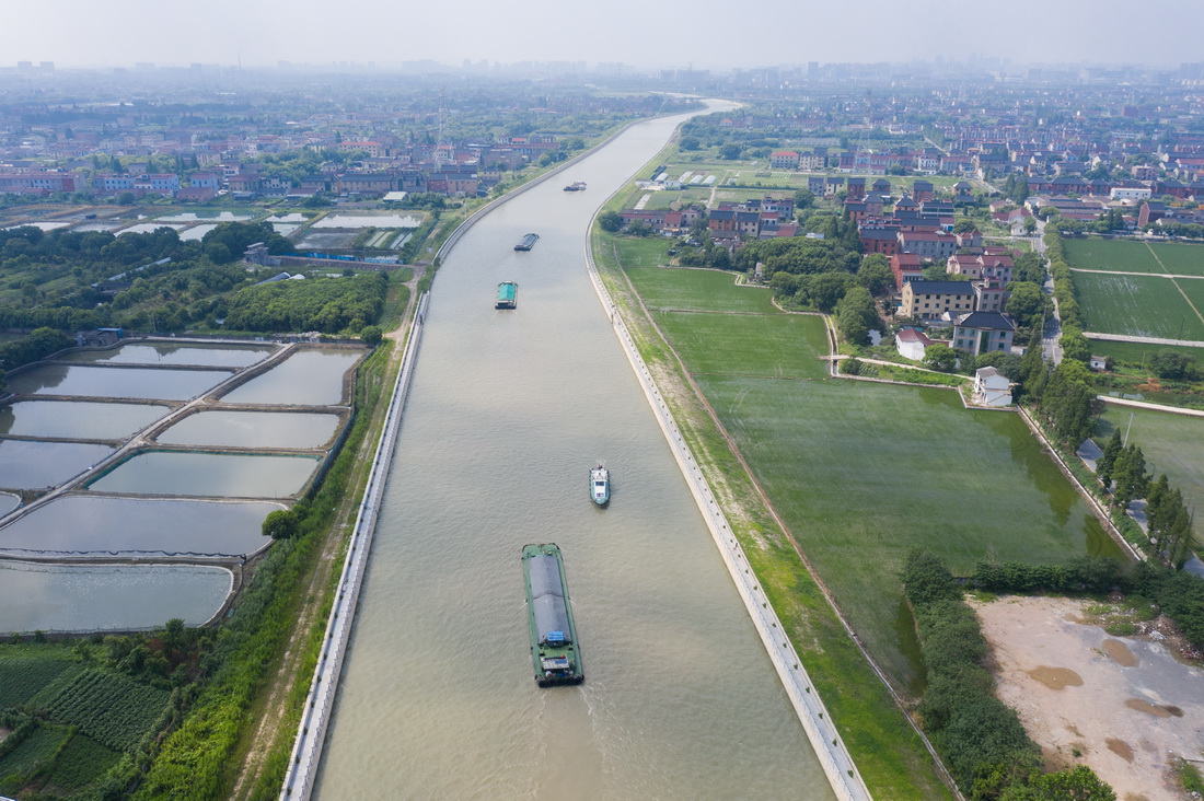 7月18日，首批通航貨船進入京杭運河杭州段二通道駛往錢塘江（無人機照片）。