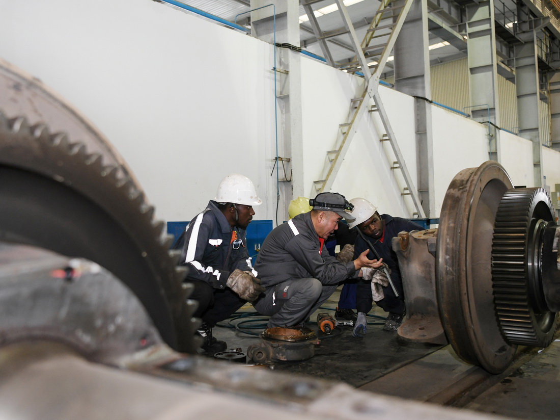 7月4日，在肯尼亞內羅畢的蒙內鐵路機車維保車間，中國中車駐肯員工和肯方員工檢修機車車輪。