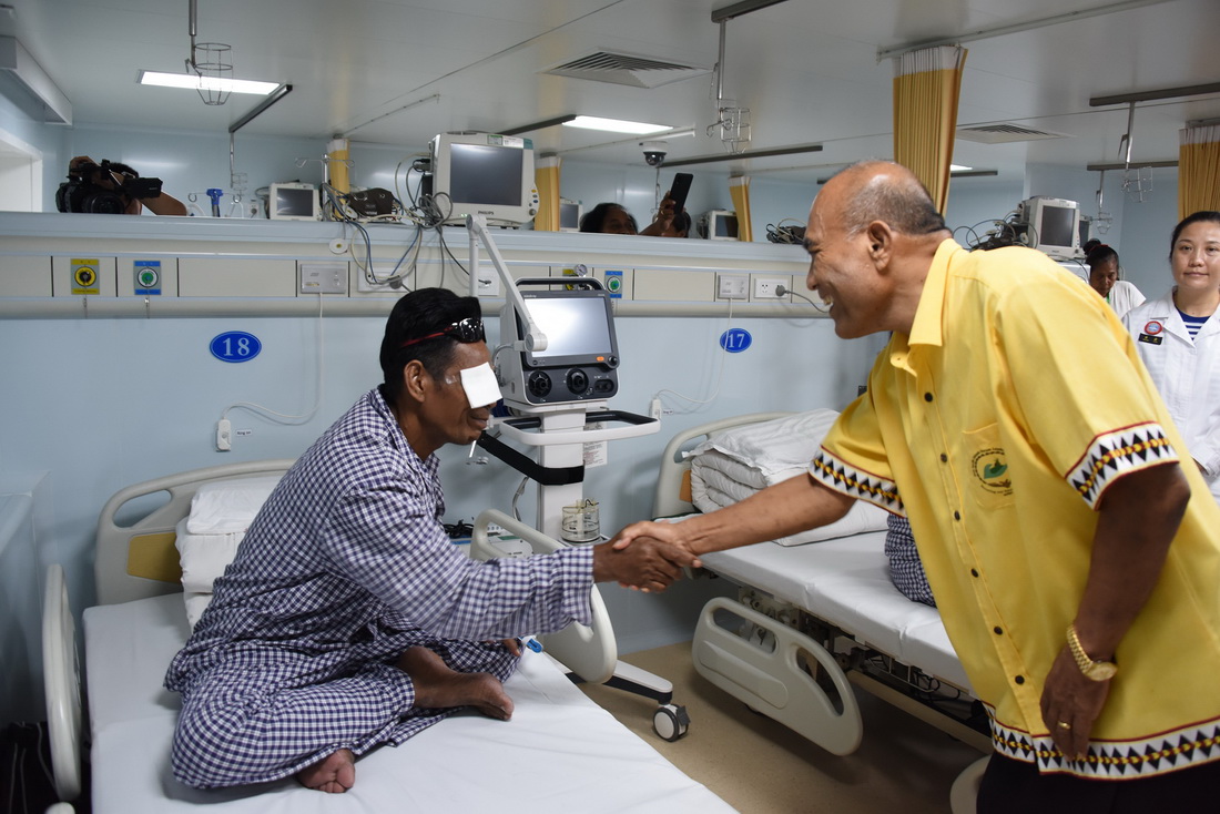 7月18日，基裡巴斯總統塔內希·馬茂（前右）在中國海軍“和平方舟”號醫院船看望住院患者。新華社記者 黎雲 攝