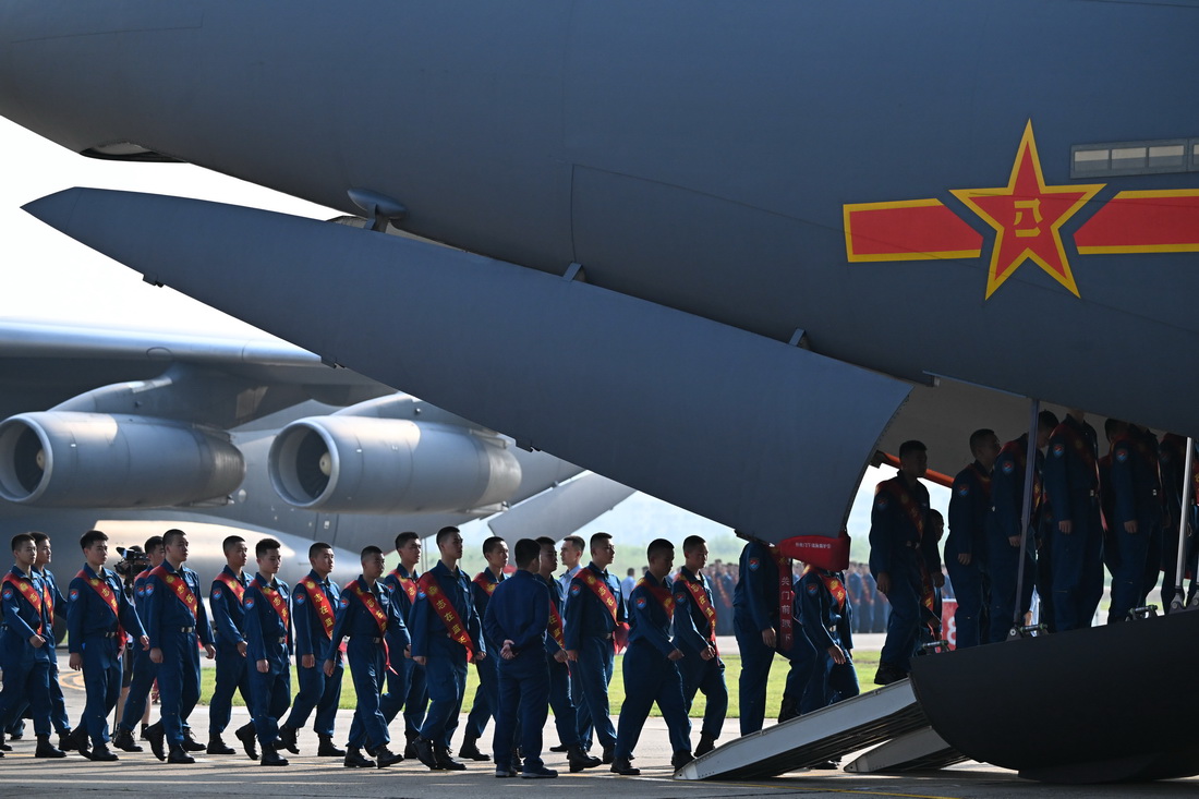 7月19日，在成都某軍用機場，空軍新錄取飛行學員登機。新華社發（余紅春 攝）