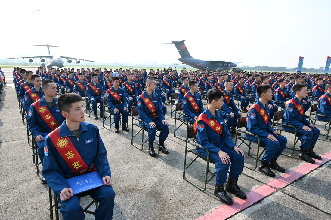 7月19日，在成都某軍用機場，空軍新錄取飛行學員參加歡送儀式。新華社發（余紅春 攝）