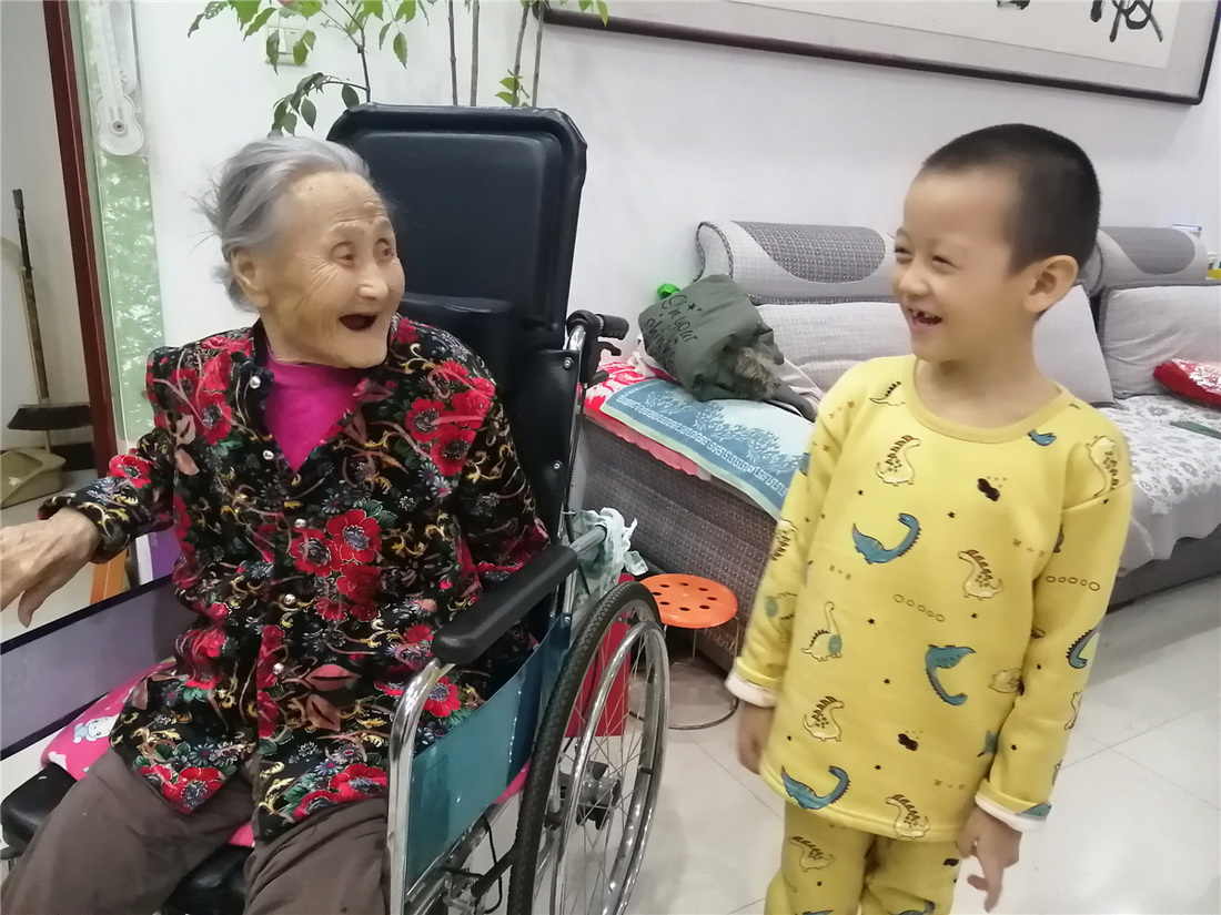 《106歲的奶奶和6歲的弟弟》范思遠攝
