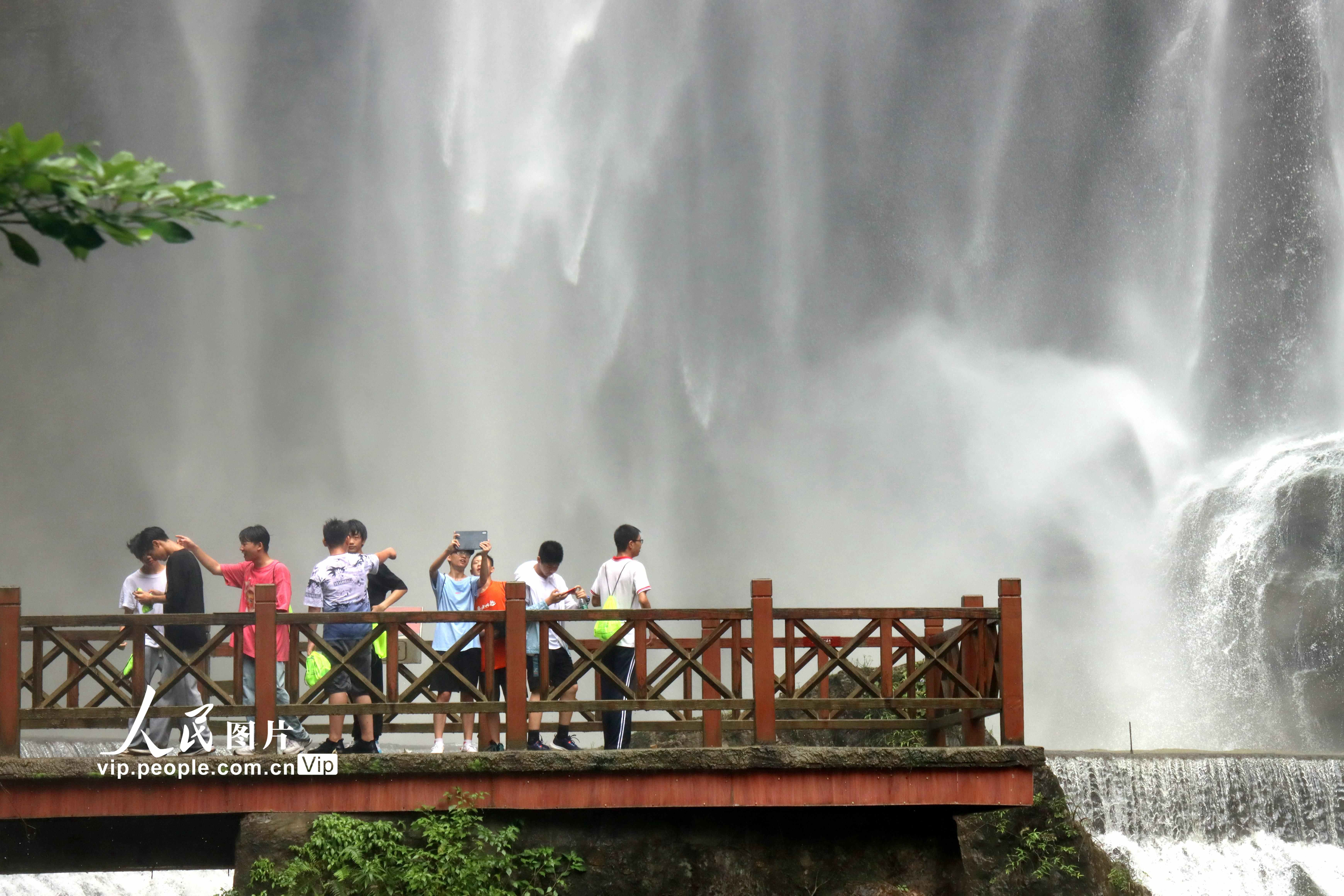 2023年7月20日，游客在湖北省宜昌市夷陵區三峽大瀑布景區游玩。