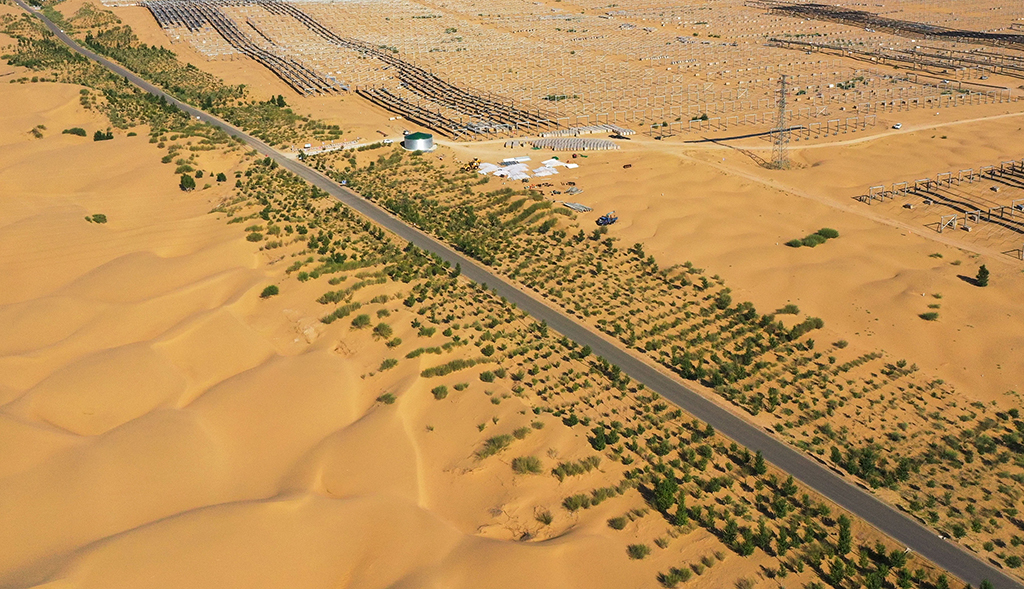 这是7月22日拍摄的杭锦旗库布其沙漠亿利生态示范区内的一条公路（无人机照片）。新华社记者刘磊 摄