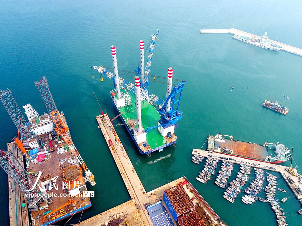 山东青岛：1200吨自升式海上风电安装平台交付